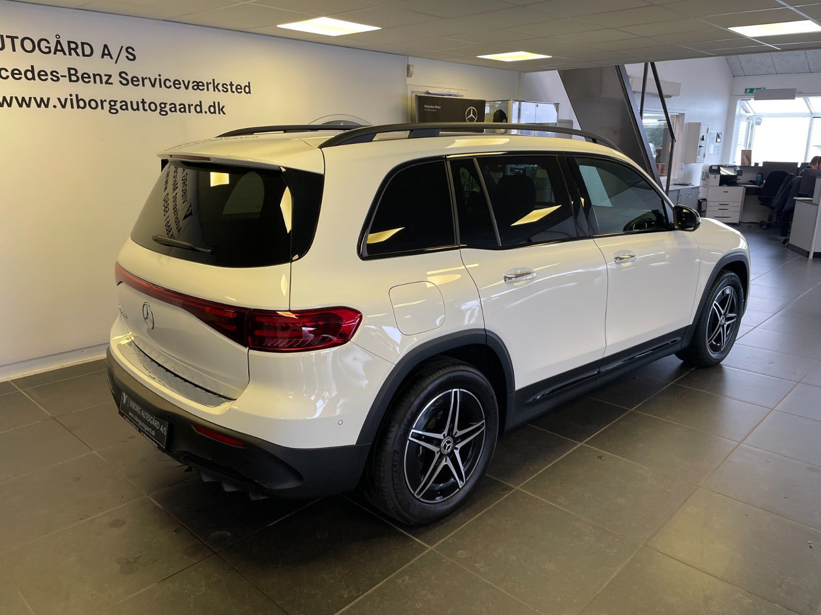 Hvid Mercedes EQB250+ fra 2026