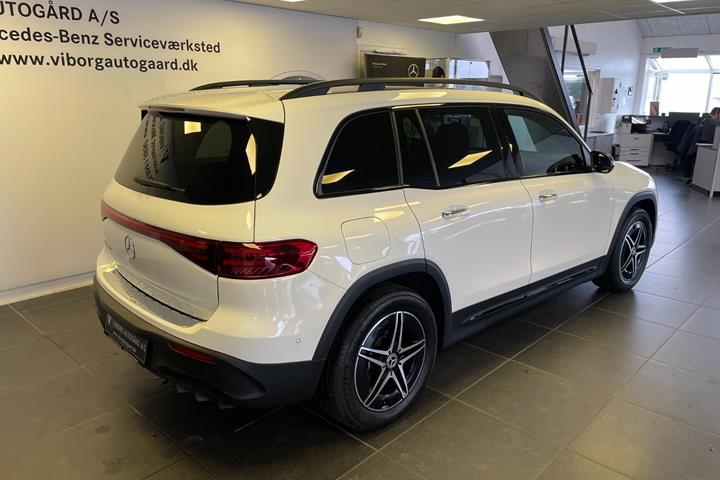 Hvid Mercedes EQB250+ fra 2026