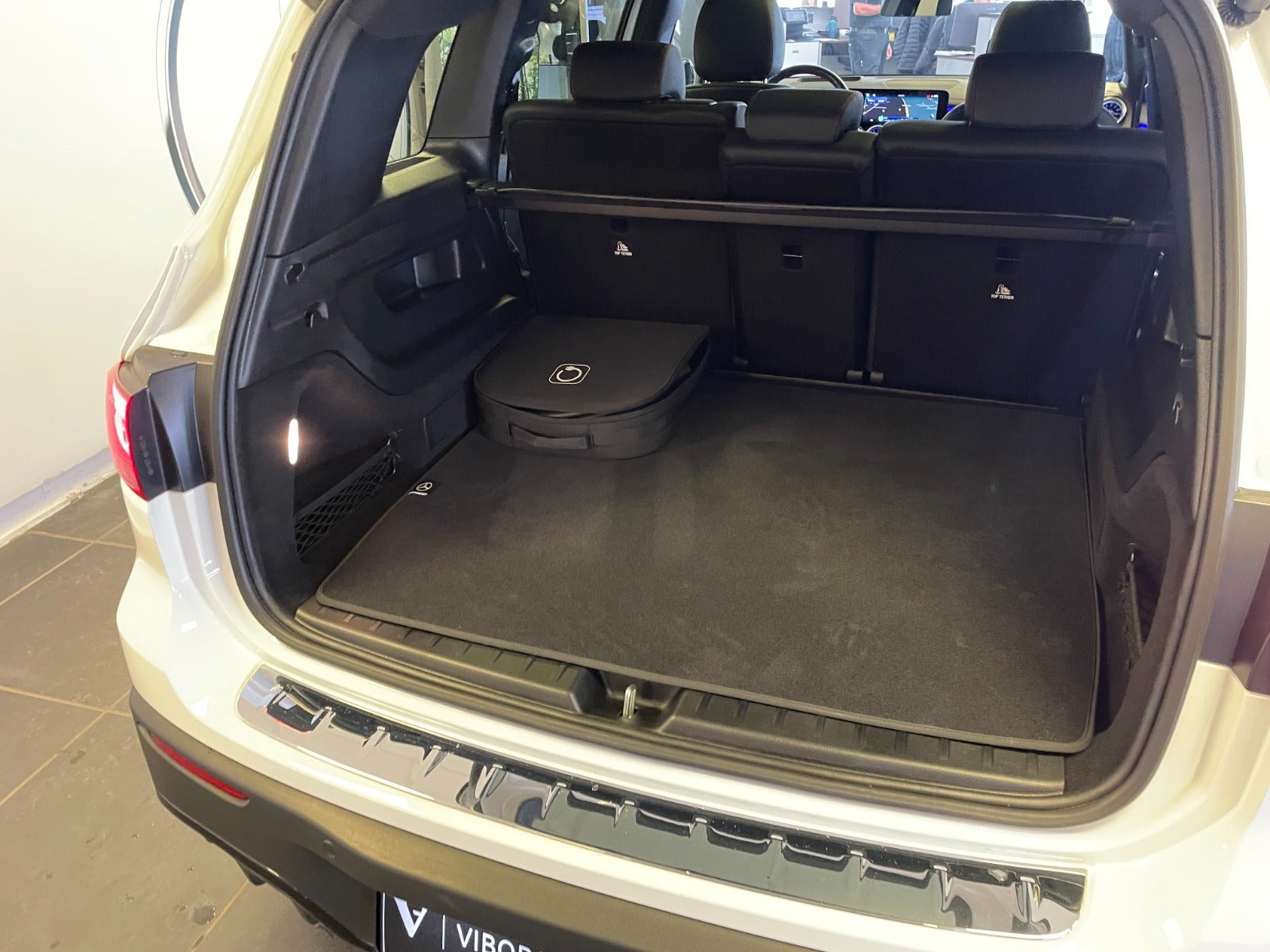 Hvid Mercedes EQB250+ fra 2026