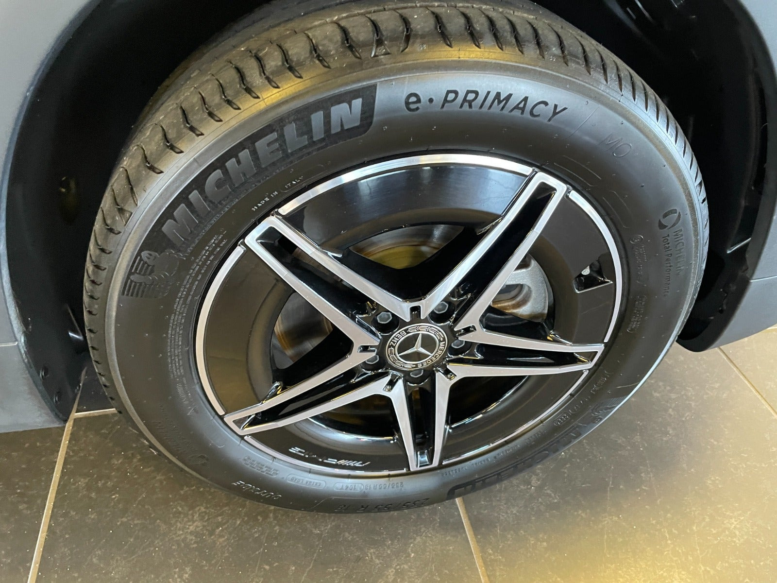 Grå Mercedes EQB250+ fra 2026