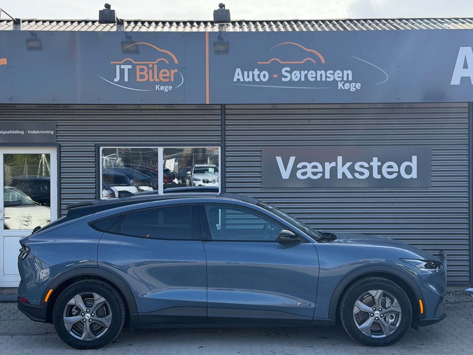 Blå Ford Mustang Mach-E fra 2024