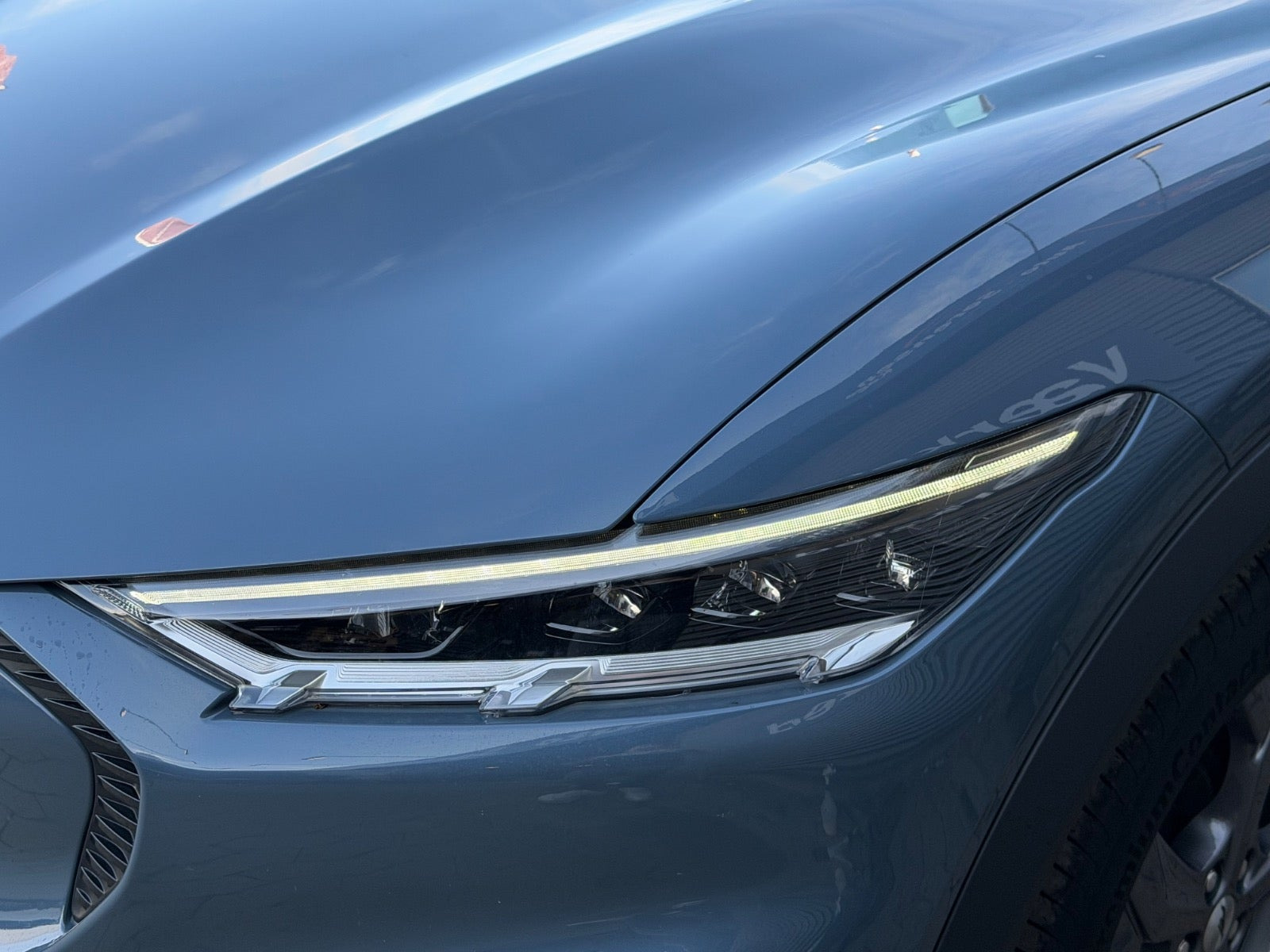 Blå Ford Mustang Mach-E fra 2024