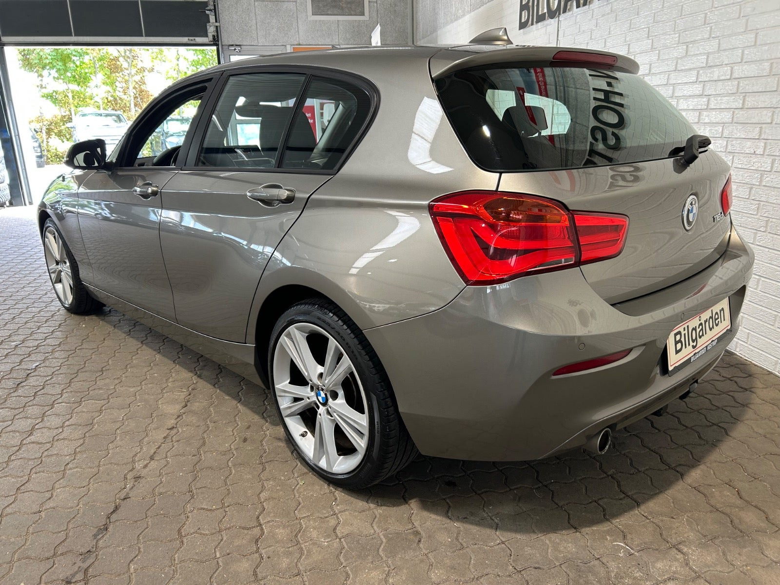 Orange BMW 118d fra 2017