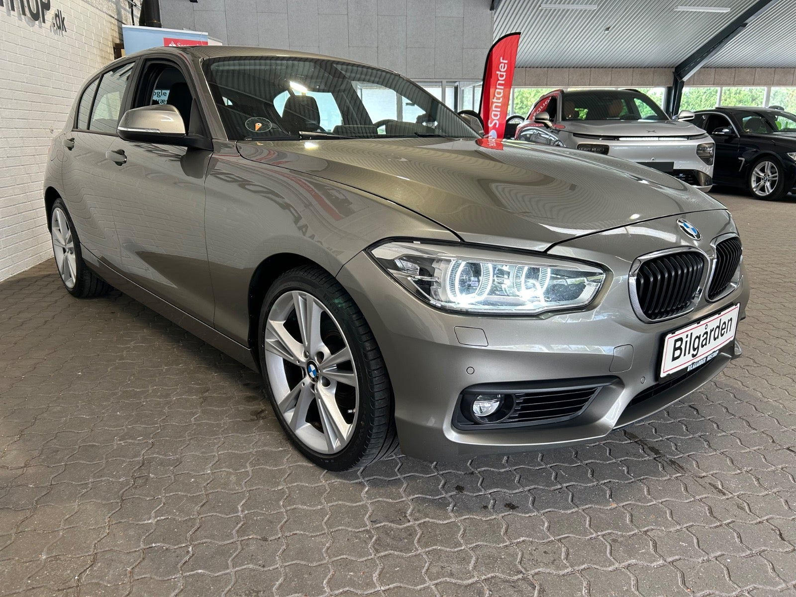 Orange BMW 118d fra 2017