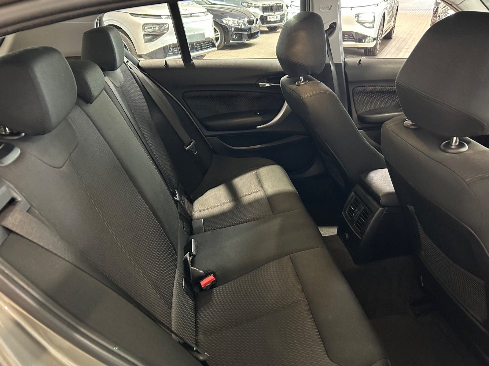 Orange BMW 118d fra 2017