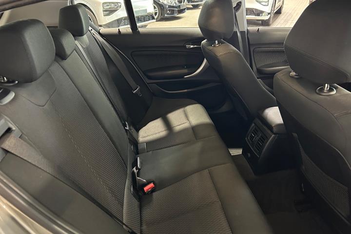 Orange BMW 118d fra 2017