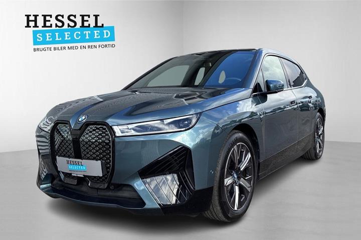 Blå BMW iX fra 2024 set udefra