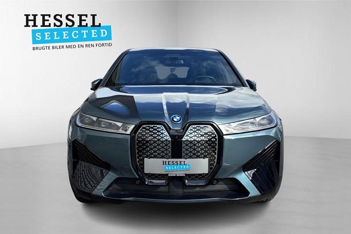 Blå BMW iX fra 2024
