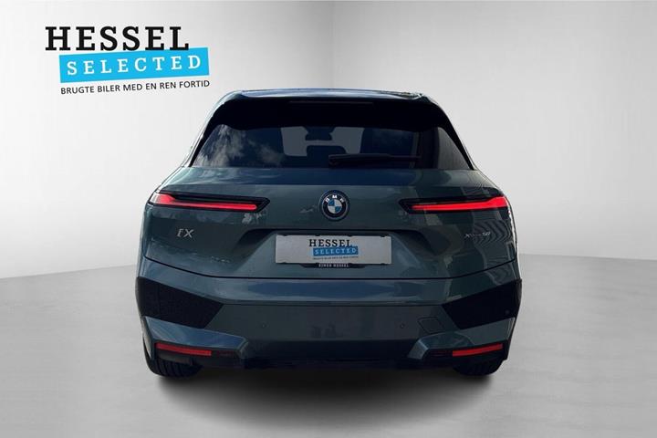 Blå BMW iX fra 2024