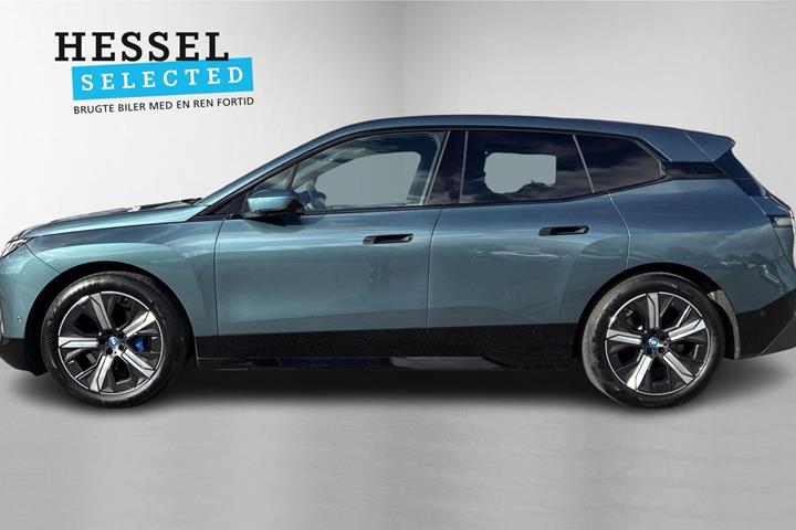 Blå BMW iX fra 2024