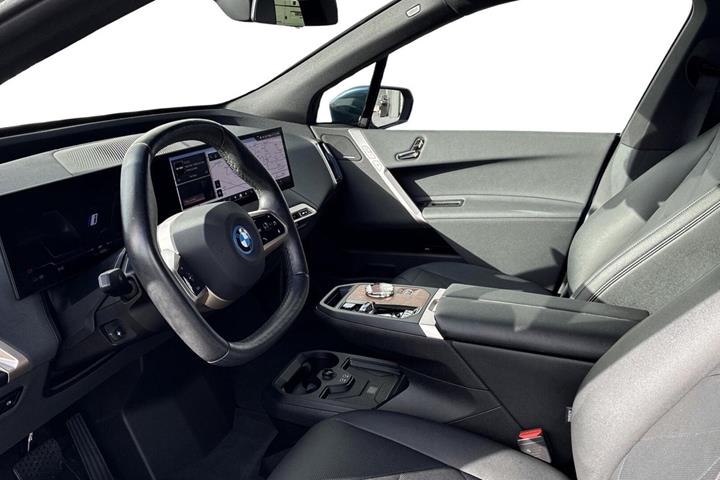Blå BMW iX fra 2024