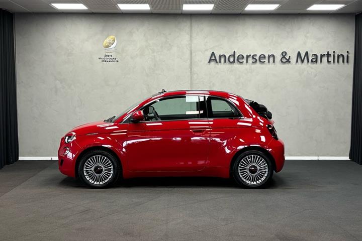 Rød Fiat 500e fra 2023