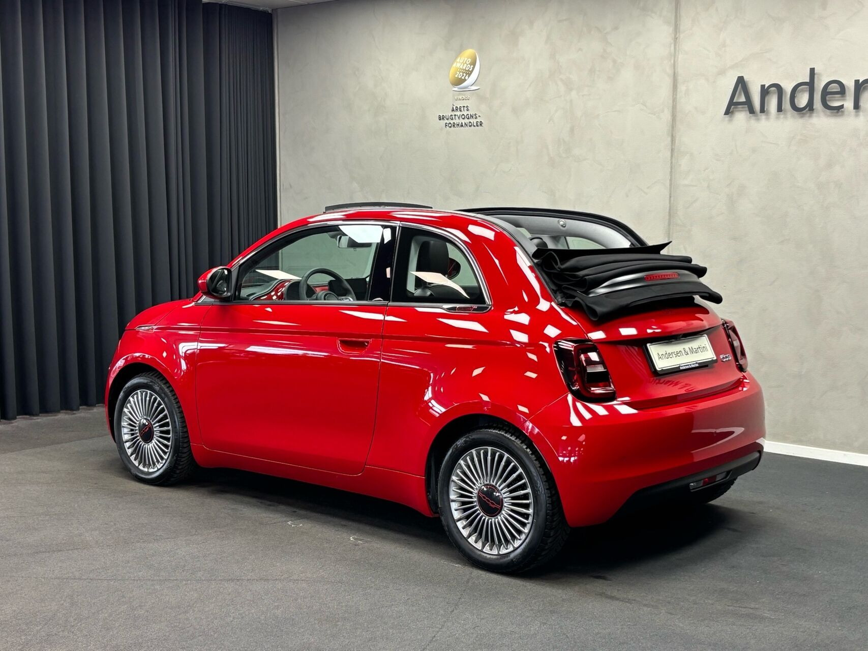 Rød Fiat 500e fra 2023