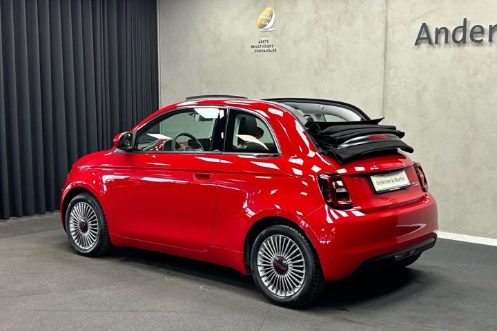 Rød Fiat 500e fra 2023
