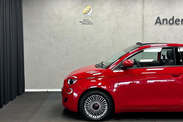 Rød Fiat 500e fra 2023