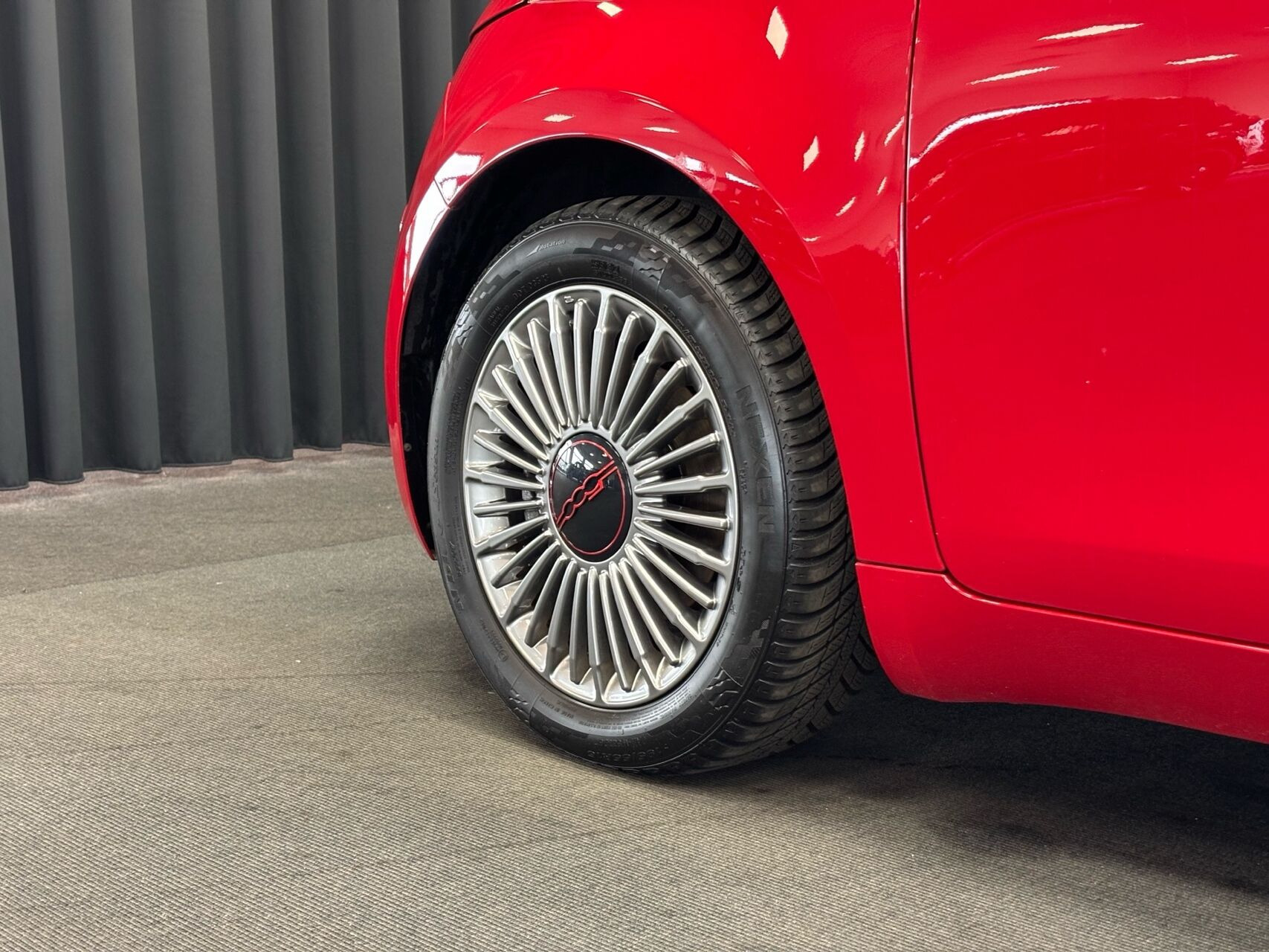 Rød Fiat 500e fra 2023