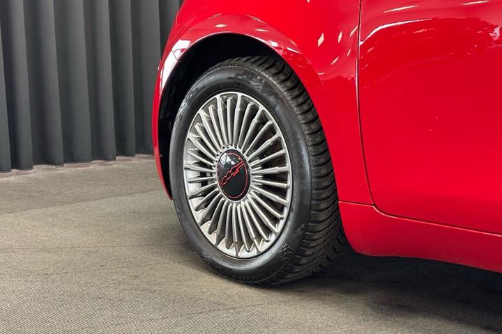 Rød Fiat 500e fra 2023