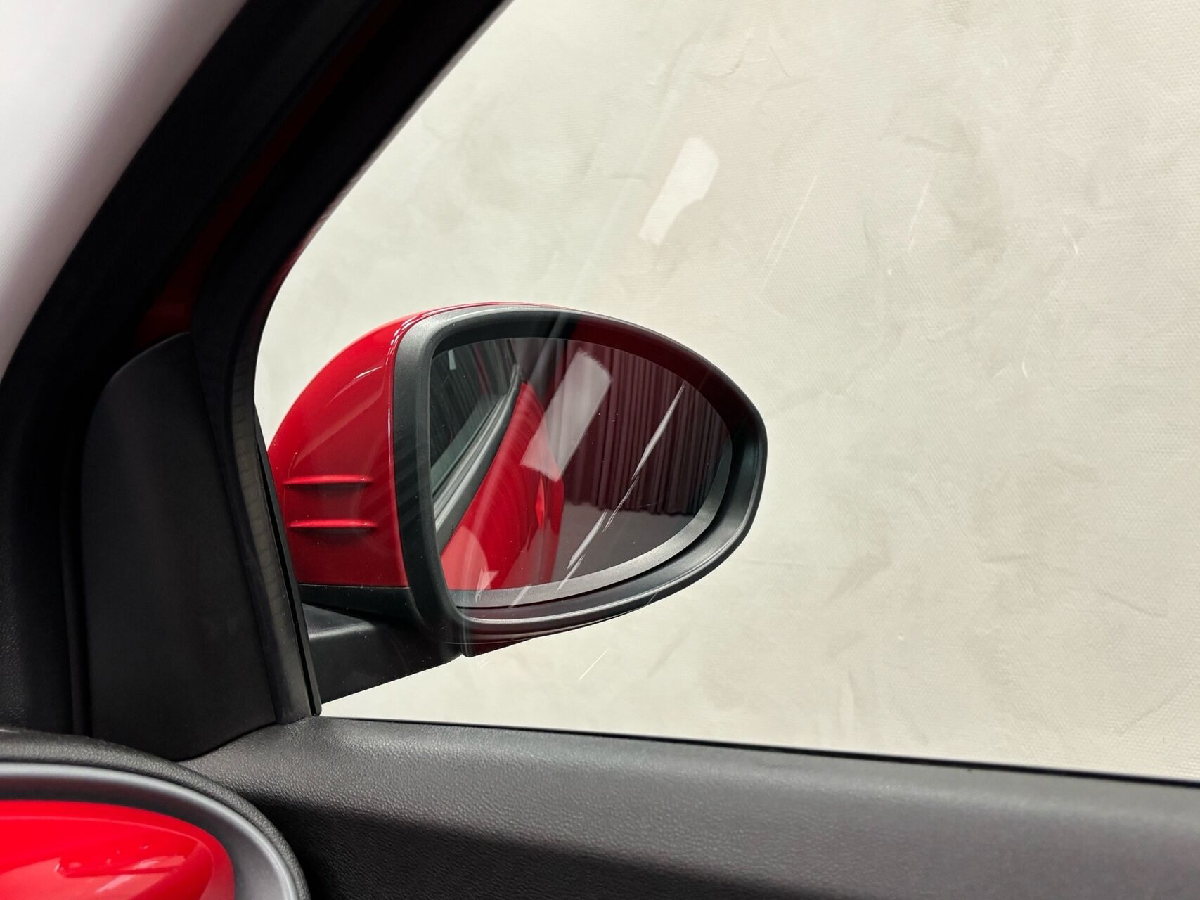 Rød Fiat 500e fra 2023
