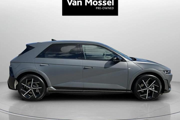 Grå Hyundai Ioniq 5 fra 2025
