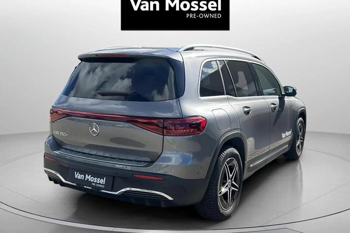 Grå Mercedes EQB250+ fra 2025