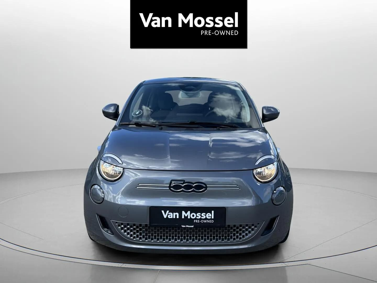 Grå Fiat 500e fra 2022