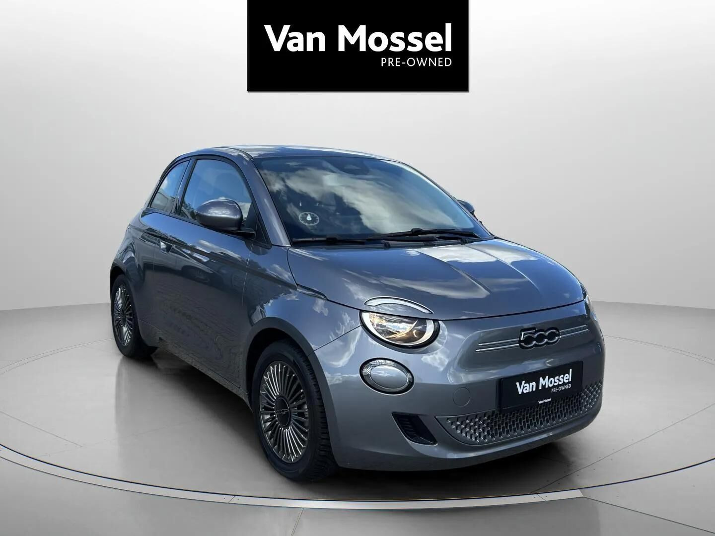 Grå Fiat 500e fra 2022