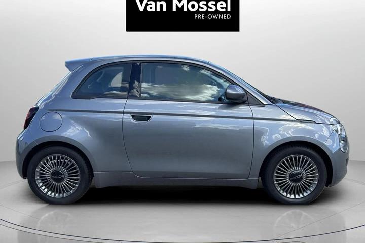 Grå Fiat 500e fra 2022