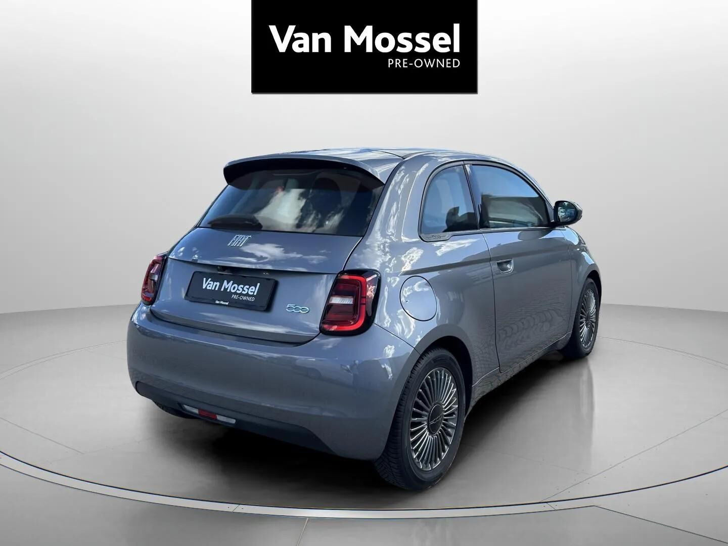 Grå Fiat 500e fra 2022
