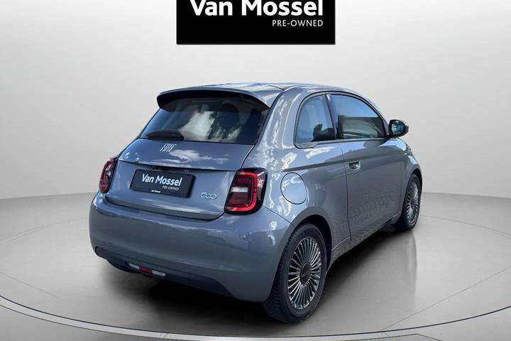 Grå Fiat 500e fra 2022