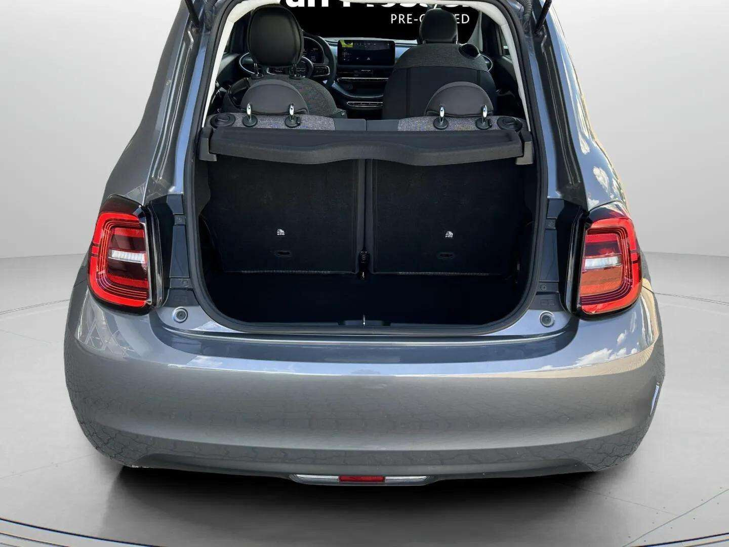 Grå Fiat 500e fra 2022