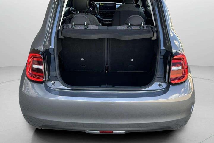 Grå Fiat 500e fra 2022