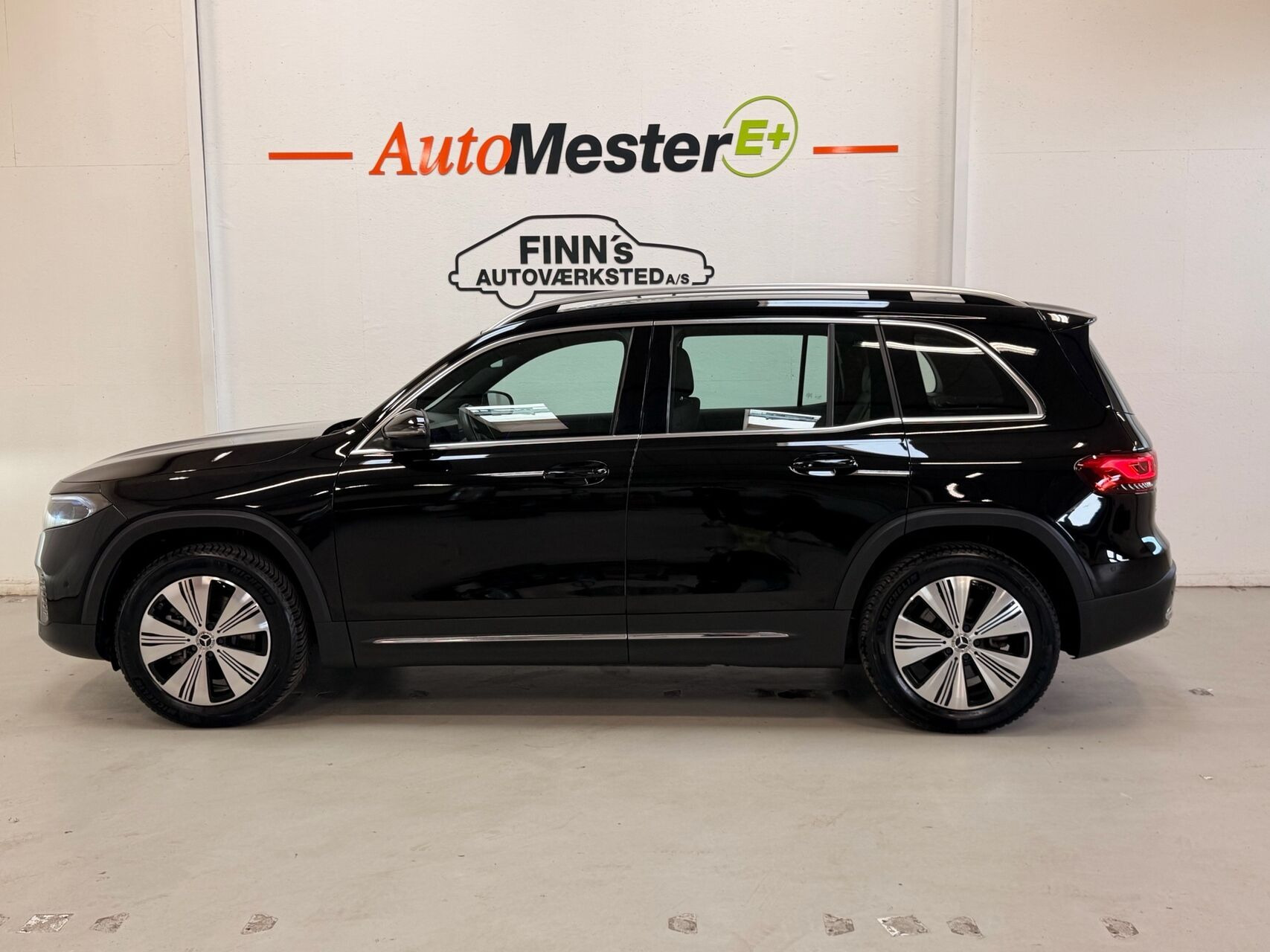 Sort Mercedes EQB250+ fra 2023