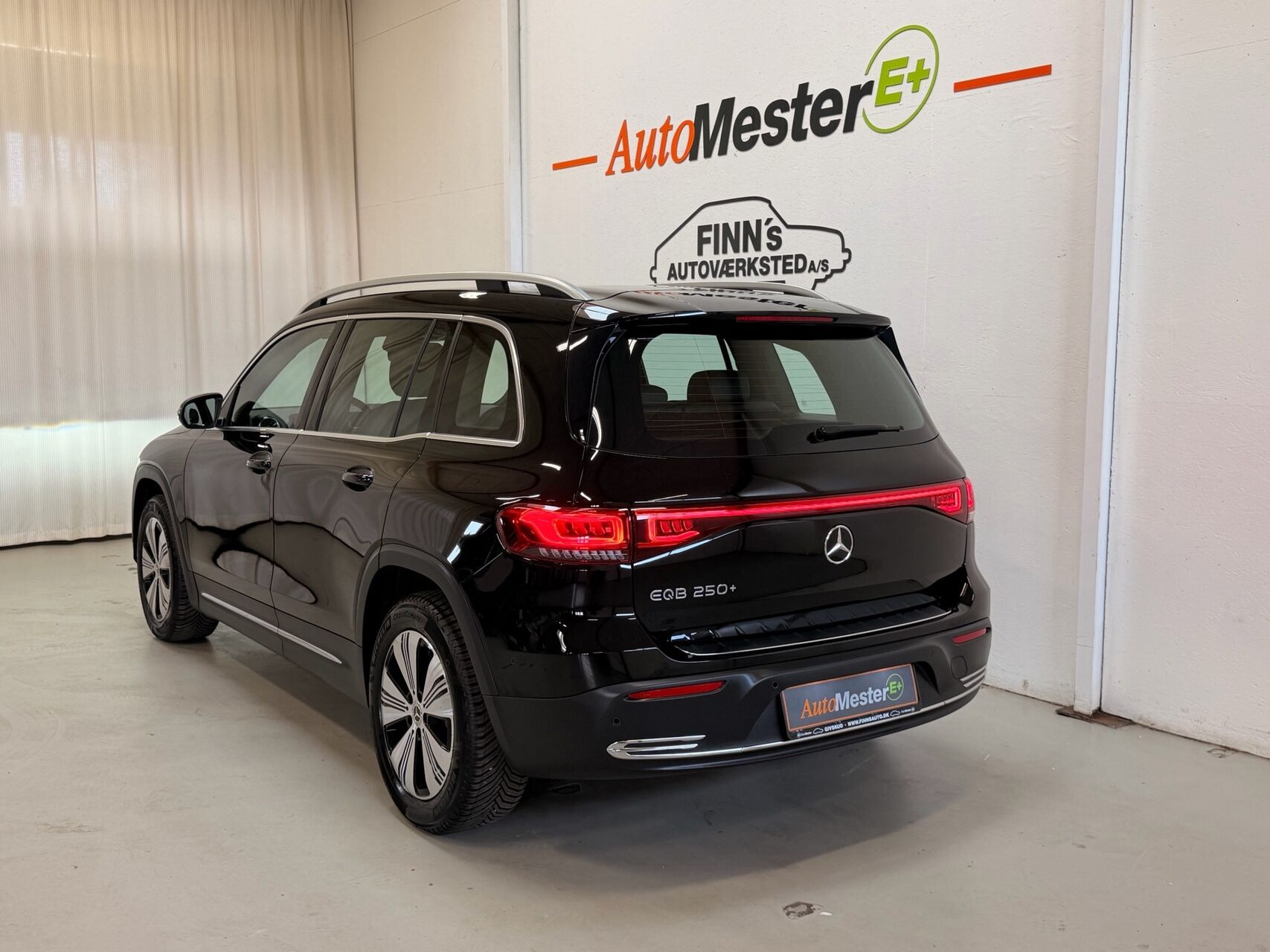 Sort Mercedes EQB250+ fra 2023