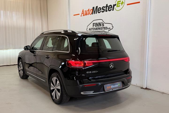 Sort Mercedes EQB250+ fra 2023