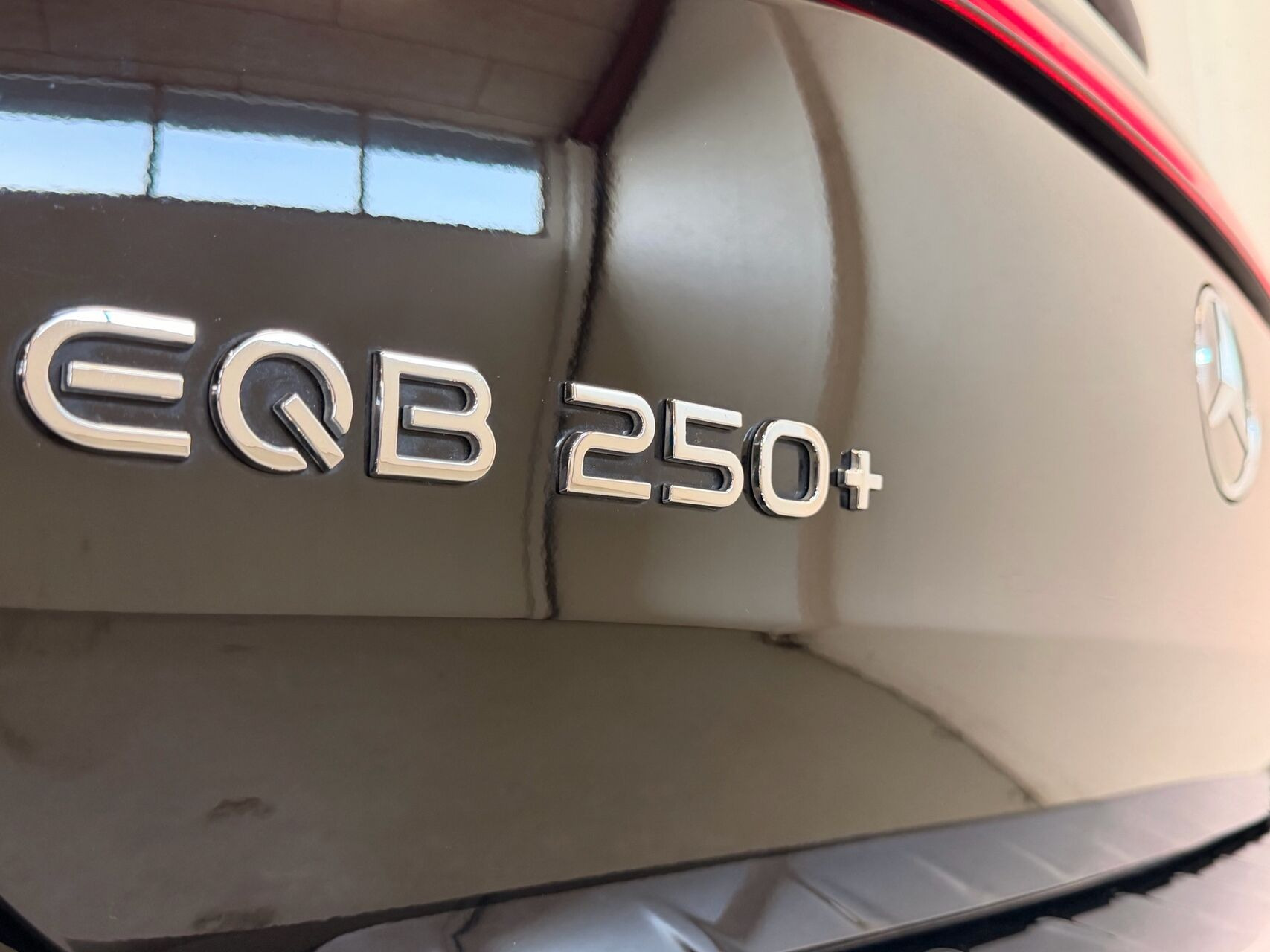 Sort Mercedes EQB250+ fra 2023