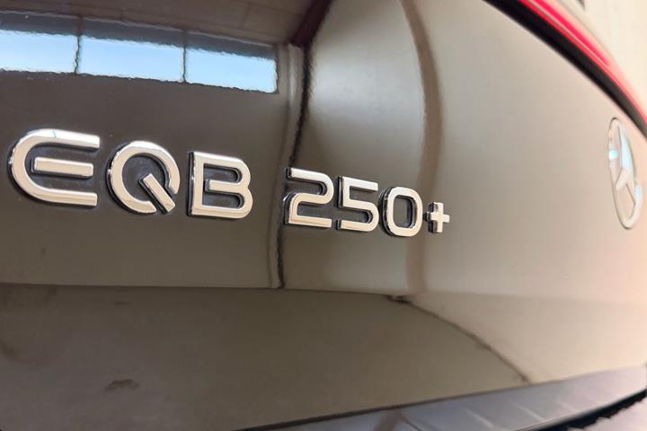 Sort Mercedes EQB250+ fra 2023