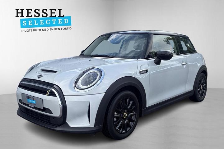 Hvid Mini Cooper SE fra 2022 set udefra