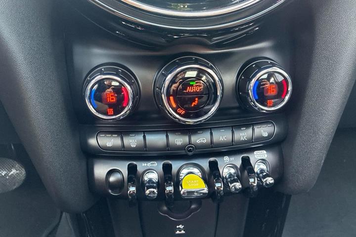 Hvid Mini Cooper SE fra 2022