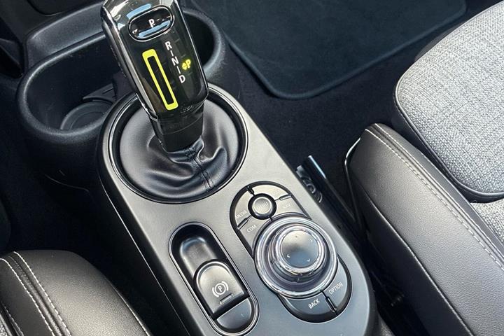 Hvid Mini Cooper SE fra 2022