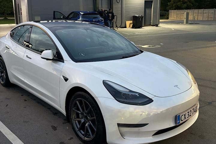 Hvid Tesla Model 3 fra 2021