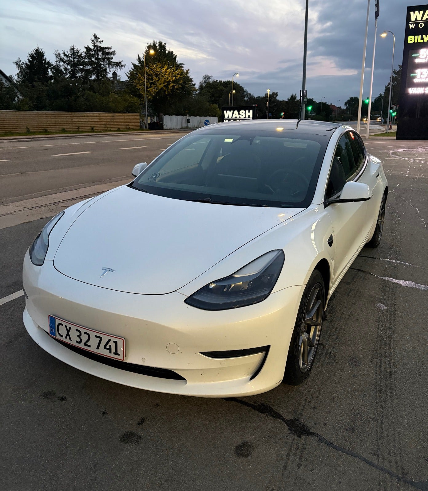 Hvid Tesla Model 3 fra 2021