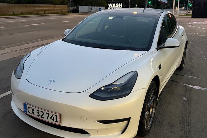 Hvid Tesla Model 3 fra 2021