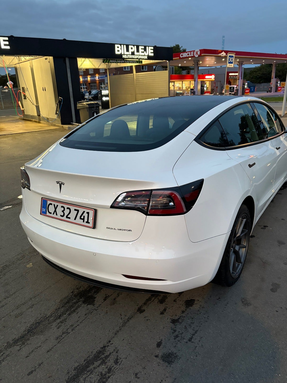 Hvid Tesla Model 3 fra 2021