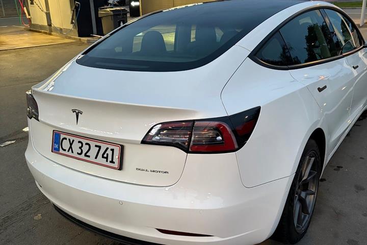 Hvid Tesla Model 3 fra 2021