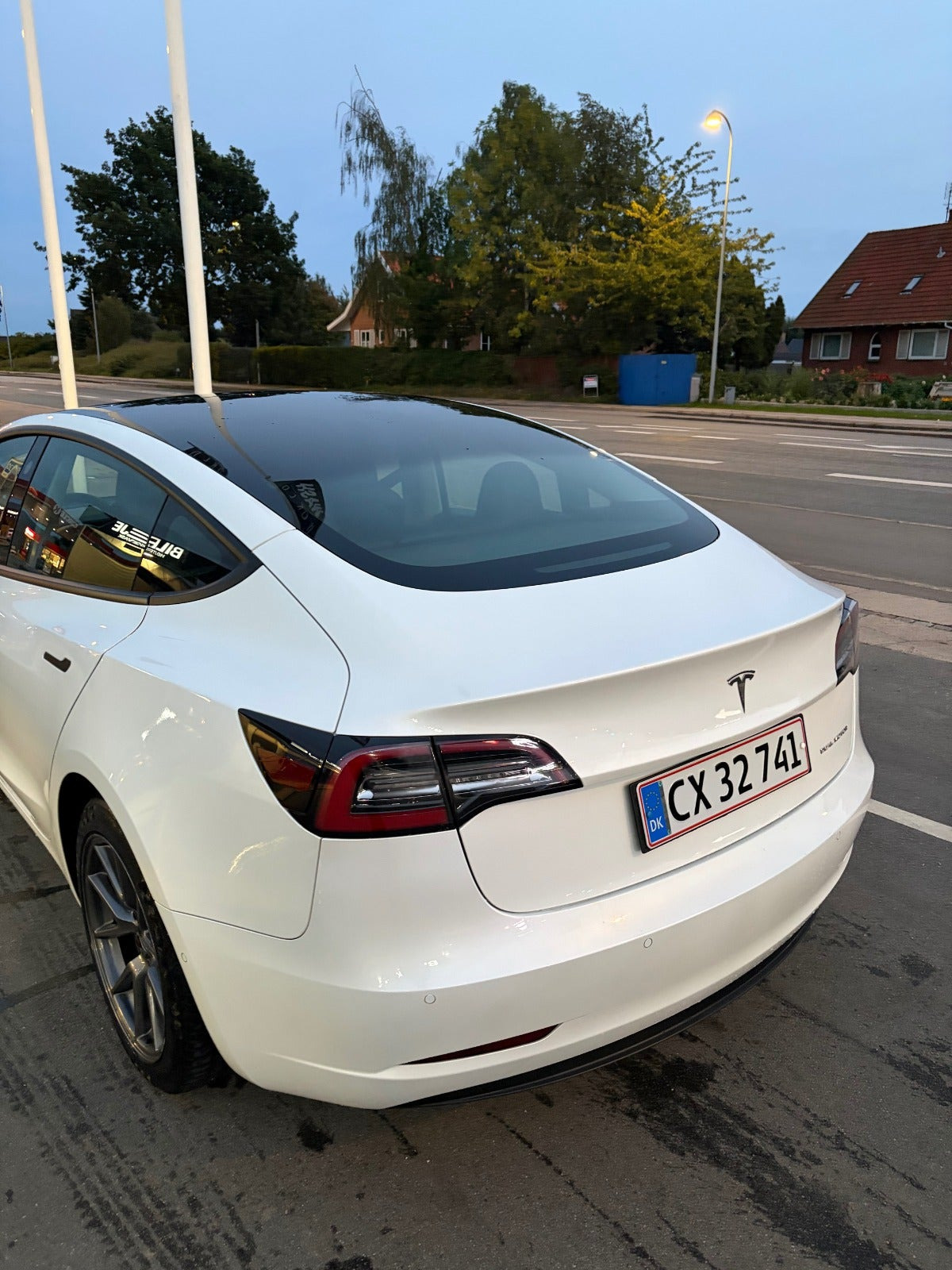 Hvid Tesla Model 3 fra 2021