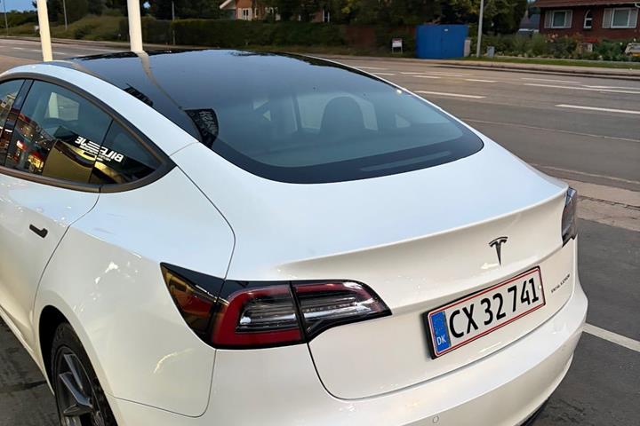Hvid Tesla Model 3 fra 2021