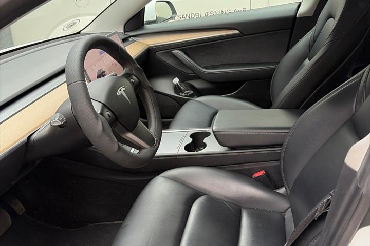 Hvid Tesla Model 3 fra 2021
