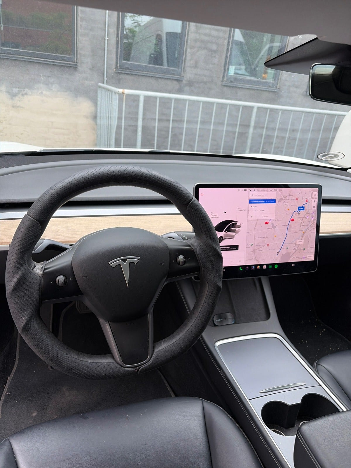 Hvid Tesla Model 3 fra 2021