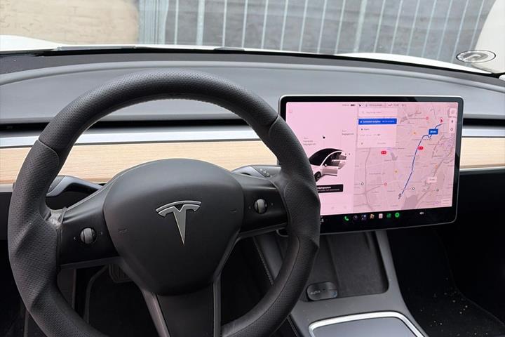 Hvid Tesla Model 3 fra 2021