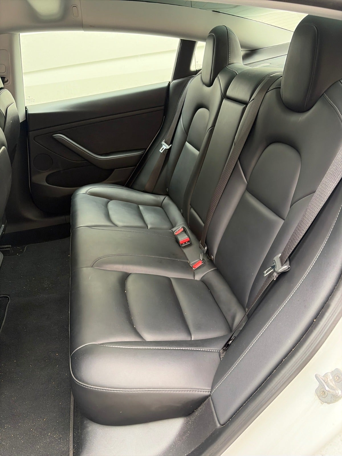 Hvid Tesla Model 3 fra 2021